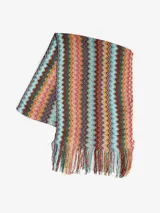 Pañuelo tipo bufanda de Missoni con diseño de ondas en zigzag multicolor y flecos en los extremos.