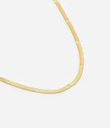 Collar corto de acero inoxidable con baño dorado, diseño de cadena plana tipo serpiente con detalles de estrellas grabadas a lo largo de la pieza. Fabricado con metal reciclado y resistente al agua.