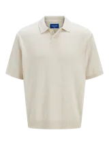 Polo de punto color crema, de corte relajado, con cuello tipo polo, manga corta y cierre de botones.