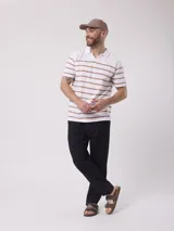 Remera de hombre blanca con rayas horizontales color marrón claro, cuello polo y mangas cortas.