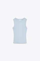 Musculosa celeste entallada de cuello redondo y manga sisa.