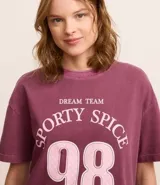 Camisón estilo remera color borgoña con estampa frontal "Sporty Spice 98", cuello redondo y mangas cortas.