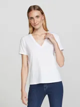 Remera gris de corte clásico, con cuello en V y mangas cortas.