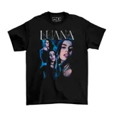 Remera negra de algodón con estampado frontal de la artista Luana en tonos azules y blancos, con el nombre "LUANA" en la parte superior.