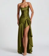 Vestido largo color verde oliva, de satén, con escote drapeado, tirantes finos, fruncido en la cintura, falda asimétrica con volados y abertura lateral.