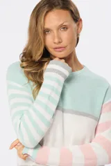 Buzo de tejido fino color beige con rayas horizontales azules y blancas, confeccionado en algodón.