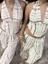 Top halter color crema con estampado vertical en tonos rosados/morados, con escote pronunciado en V.