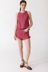 Musculosa color borgoña de lino, con cuello redondo y detalle de botones dorados en los hombros y laterales.