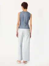 Pantalón de jean celeste claro, de corte ancho y tiro alto.