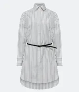 Vestido chemise corto de tricolina rayada, con cuello inglés, mangas largas, abotonadura frontal y bajo mullet. Incluye cinturón negro.