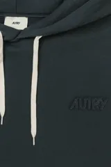 Hoodie de color verde oscuro, con capucha y cordones blancos. Presenta un pequeño bordado con el texto "AUTRY" en el pecho.