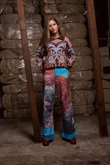 Pantalón de pana sublimado con estampado de montañas y cielo celeste. Tiro medio, corte evasé similar a un oxford, con doble botón y cierre.