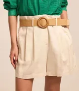Short clochard azul marino de viscolino con trabillas en la cintura, cinturón con hebilla de madera y pliegues.