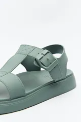 Sandalia baja color celeste con diseño de tiras anchas y hebilla lateral.