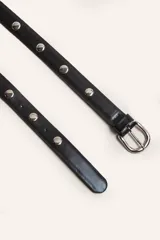 Cinturón de cuero negro con tachas metálicas circulares y hebilla plateada.