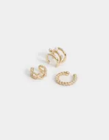 Set de tres earcuffs dorados con diferentes diseños: uno liso, uno trenzado y uno con perlas.