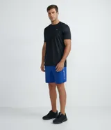 Remera deportiva blanca de poliéster, con cuello redondo, mangas cortas y recortes laterales.