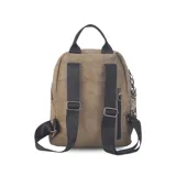 Mochila negra de símil cuero, con cierre principal y bolsillo interno con cierre. Tiene asa de mano, correas regulables y bolsillo oculto en la espalda.