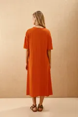 Vestido midi color naranja, de corte recto y mangas cortas.