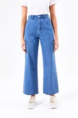 Pantalón jean celeste de corte wide leg con bolsillos cargo laterales.