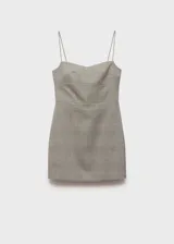 Vestido corto gris con estampado de cuadros, escote corazón y tirantes finos.