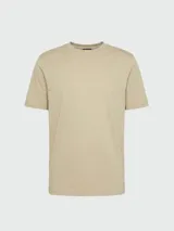 Remera blanca de manga corta con cuello redondo y corte recto.