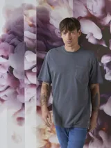 T-Shirt gris de corte relajado, con bolsillo frontal y diseño sencillo.