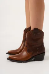 Bota texana de caña media-baja color marrón, con punta elegante y detalle de mini tachas.