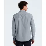 Camisa de manga larga de popelina con finas rayas verticales en azul y blanco, cuello abotonado y bolsillo en el pecho.