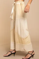 Pantalón palazzo celeste con cintura elastizada con cordón y paneles de tejido waffle.