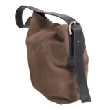 Cartera tipo bucket de cuero graneado color marrón, con correa de cuero engrasado regulable y hebilla metálica con forma de estribo. Interior 100% algodón.