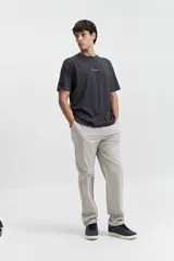 Remera gris oscuro de manga corta con estampado en la espalda y logo pequeño en el frente.