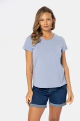 Remera de manga corta con cuello redondo, confeccionada en tejido suave de color celeste jaspeado.