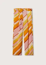 Pantalón de poliéster con estampado de rayas diagonales en tonos naranja, amarillo, rosa y blanco. Incluye cinturón de la misma tela.
