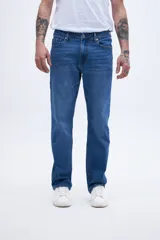 Pantalón de jean azul de corte recto, con tiro medio y calce levemente holgado en la cadera.