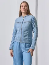 Campera de jean azul, marca Baccini, con cierre frontal, bolsillos delanteros y composición de 70% algodón, 26% poliéster, 3% rayón y 1% elastano.