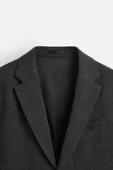 Blazer regular fit confeccionado en tejido con 17% de lana. Cuello con solapas de muesca. Manga larga acabada en puño con detalle de botones. Bolsillo de vivo en pecho y de solapa en cadera. Detalle bolsillo interior. Bajo con aberturas en espalda. Cierre frontal con botones.
