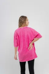 Remera oversize color marrón con efecto lavado, cuello redondo y mangas cortas amplias.