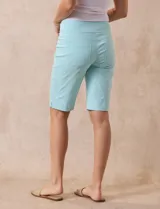 Pantalón capri color beige de gabardina elastizada, marca Ruby Rd. Delantera con bolsillos simulados, trasera con bolsillos aplicados. Pretina ancha, corte recto y terminación de ruedo con detalle calado.