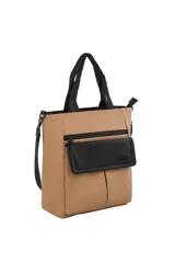 Bolso tipo tote color camel con bolsillo frontal negro con cierre y logo de la marca. Tiene doble asa de mano y correa larga regulable.
