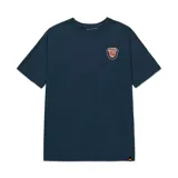 Remera azul marino de corte recto y manga corta, con un escudo estampado en el pecho y el logo de Caterpillar en la parte inferior.