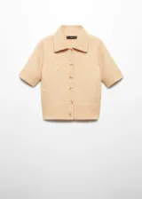 Cardigan tejido de punto color durazno, con cuello camisero, manga corta y cierre frontal con botones.