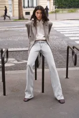 Jean acampanado de tiro bajo, color gris claro, confeccionado en denim levemente elástico.