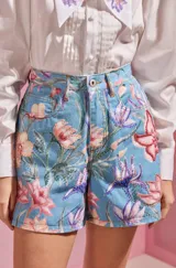 Short de denim celeste con estampado floral tropical y detalles de bordado en pedrería.