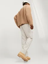 Pantalón cargo color beige de corte relajado con cierre de gancho y cremallera. Cuenta con bolsillos traseros, frontales y laterales, tiro medio y detalle de cordones en los dobladillos. Marca Jack & Jones.