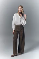 Pantalón jean marrón de corte oxford, tiro alto y denim rígido.