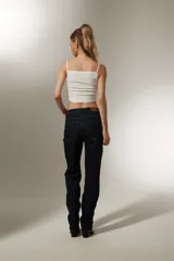 Pantalón de jean celeste con pequeños apliques brillantes.