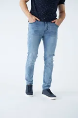 Pantalón jean celeste de corte recto, con cintura regular y tiro medio. Tiene roturas y logo bordado.