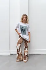 Remerón negro con estampa frontal de dos perros bulldog francés.