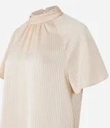Blusa de mangas cortas confeccionada en chiffon color crema, con cuello alto, cavas raglán, cierre por gota y textura rayada.